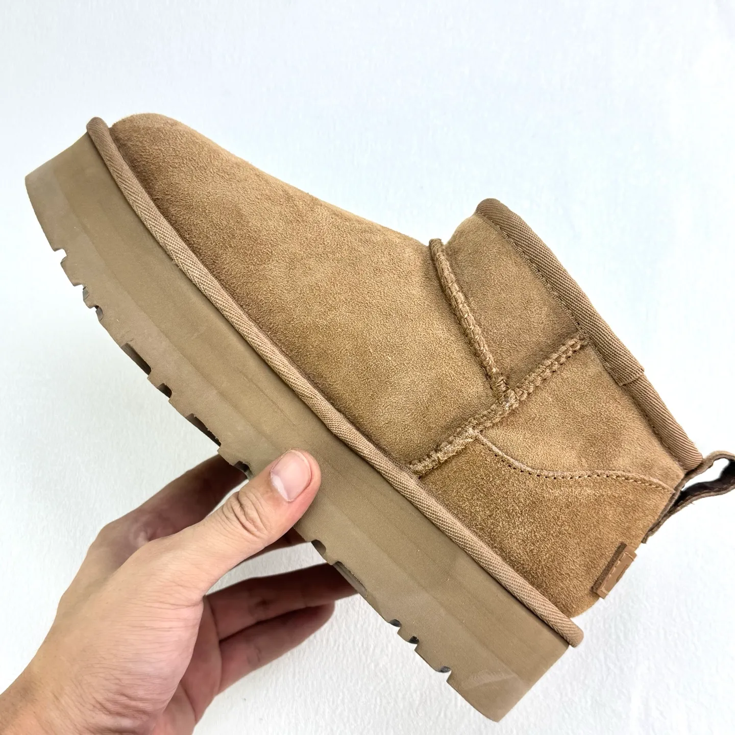 Self-pickup 💰440 Zhou Dongyu mini three-centimeter series snow boots/maroon gray black antelope brown carefully selected Longfeng sheep fur, fine texture, skin-friendly and breathable. The shoe collar is designed with simple tailoring. Easy to put on and take off. Fashionable personality. Comfortable Treadlite by ugg light wing EVA outsole. Comfortable cushioning. Size: 35 36 37 38 39 40